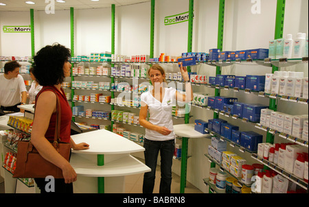 Pharmacien et le client à une pharmacie, Duesseldorf, Allemagne Banque D'Images