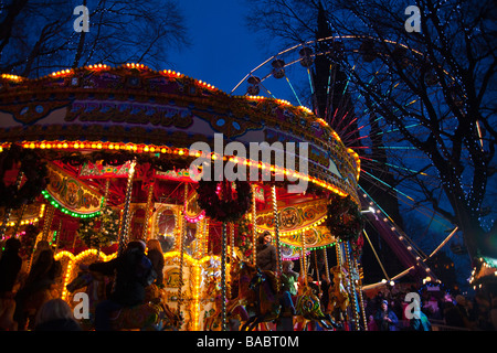 Décembre Édimbourg ville la nuit de Noël la foire dans les jardins de Princes Street Banque D'Images