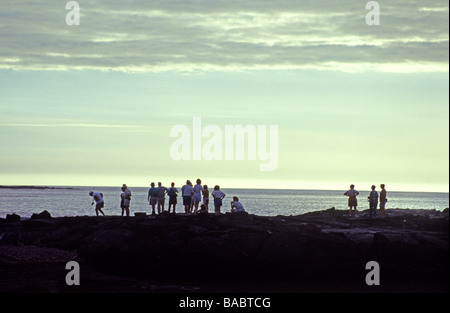 Îles Galapagos. L'île de Fernandina.Les touristes en attente de quitter l'île pour leur bateau offshore permanent ; Banque D'Images