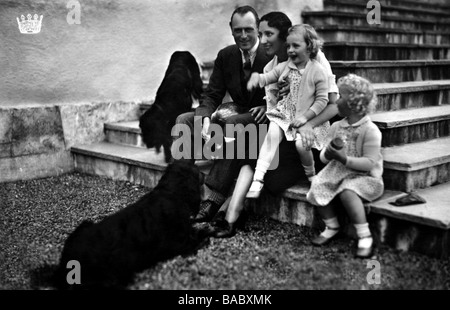 Olav V., 2.7.1903 - 17.1.1991, roi de Norvège 21.9.1957 - 17.1.1991, avec sa femme Märtha, fille Ragnild et Astrid, carte postale, plus tard dans les années 1930, Banque D'Images