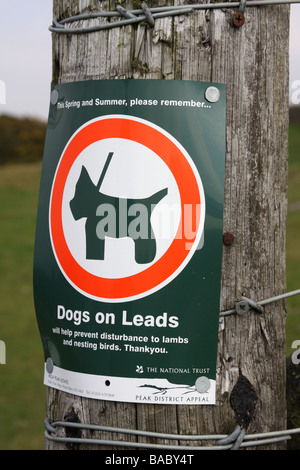 Un 'Gardez les chiens en laisse' panneau d'avertissement dans la campagne anglaise. Banque D'Images
