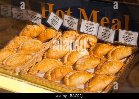 Une sélection de pastys dans la fenêtre de la cornish pasty bakery à York, Yorkshire, Royaume-Uni Banque D'Images