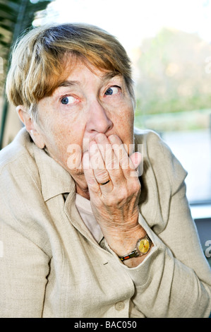 Peur femme âgée à côté dans la peur Banque D'Images