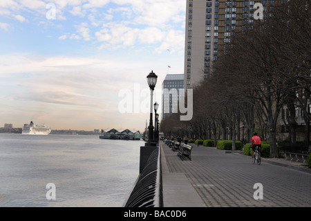 Un matin de printemps dans la région de Battery Park City, le Lower Manhattan. Le Norwegian Gem est la remontée du fleuve Hudson. Banque D'Images