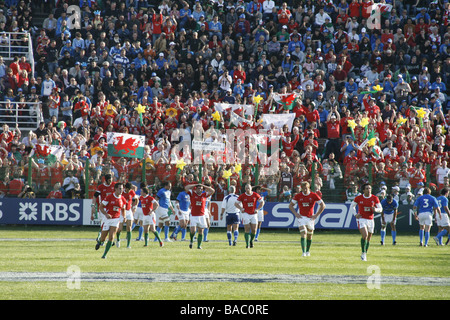 Les joueurs de rugby gallois et fans de spectateurs à Rome pour le match des six nations contre le Pays de Galles Italie 2009 Banque D'Images