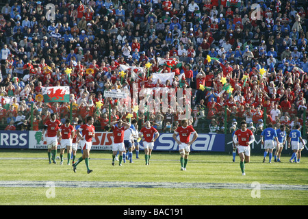 Les joueurs de rugby gallois et fans de spectateurs à Rome pour le match des six nations contre le Pays de Galles Italie 2009 Banque D'Images