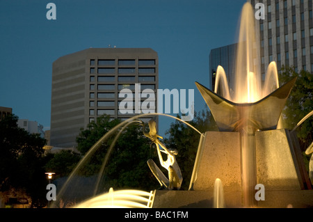 La fontaine des trois rivières, au crépuscule par John Dowie, représente les rivières Torrens, Onkaparinga et Murray, Victoria Square, Adélaïde, Australie méridionale Banque D'Images