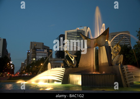 La fontaine des trois rivières, au crépuscule par John Dowie, représente les rivières Torrens, Onkaparinga et Murray, Victoria Square, Adélaïde, Australie méridionale Banque D'Images