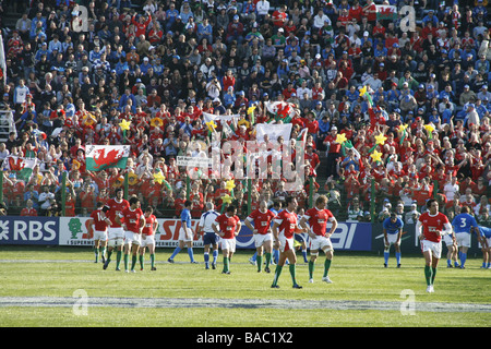 Les joueurs de rugby gallois et fans de spectateurs à Rome pour le match des six nations contre le Pays de Galles Italie 2009 Banque D'Images