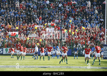 Les joueurs de rugby gallois et fans de spectateurs à Rome pour le match des six nations contre le Pays de Galles Italie 2009 Banque D'Images