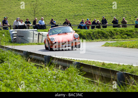 Porsche Classic 911 levée une roue en virage difficile à Gurston Down hill climb Banque D'Images