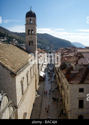 La rue principale de Stradun de Dubrovnik, Croatie. La ville fortifiée est une destination touristique populaire sur la côte Adriatique Banque D'Images