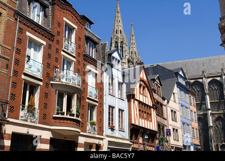 France, Seine Maritime, Rouen, Façades à rue des boucheries Saint Ouen et clocher de l'église abbatiale Saint Ouen Banque D'Images