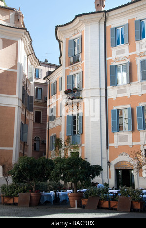 Blaconies et volets gris appelé 'Persiani' dans l'une des plus belles places italiennes, la Piazza Sant'Ignazio à Rome Italie Banque D'Images