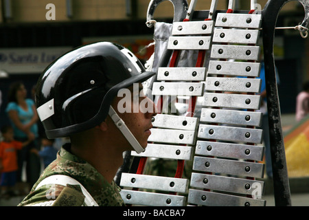 Fanfare militaire xylophone player, marchant dans la bonne parade Vendredi, Medellin, Colombie Banque D'Images