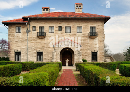 À l'Ouest et Vue de face du Marland Mansion, un monument historique national de Ponca City, Oklahoma, USA. Banque D'Images