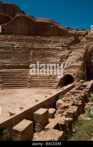 Voir l'ancien théâtre romain de coupé de la roche solide sur le côté de la montagne dans l'ancienne ville nabatéenne de Pétra en Jordanie Banque D'Images