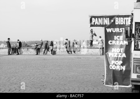 Ice-cream van sur la colline du Janicule, avec les touristes dans l'arrière-plan, à Rome, Italie. Banque D'Images