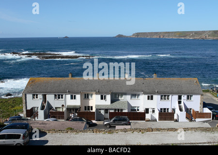 Sennen Cove village logement moderne avec terrasse et d'appartements à droite sur la côte atlantique du littoral côtier Banque D'Images