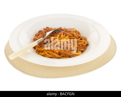 Authentic style italien traditionnel repas pâtes Spaghetti Bolognese isolé sur un fond blanc avec aucun peuple et un chemin de détourage Banque D'Images