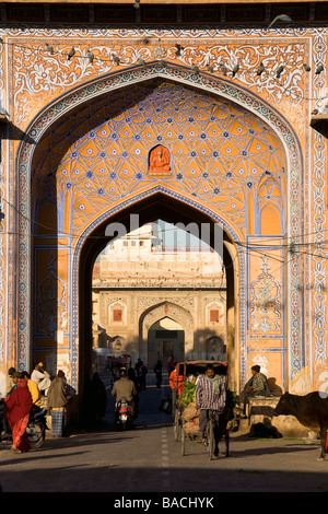 L'Inde, Rajasthan, Jaipur, porte ouverte sur le palais, palais de la ville Banque D'Images