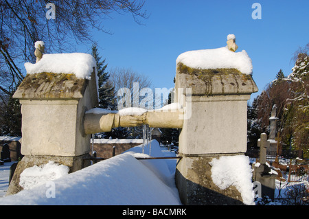 Pierre deux mains tendues sur mur de cour de l'église à Het Oude Kerkhof Roermond Pays-Bas Banque D'Images