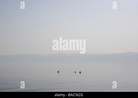 Les touristes à la mer Morte, Marriott Dead Sea Resort, Jordanie Banque D'Images