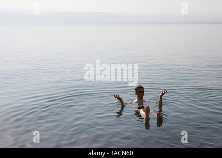 Les touristes à la mer Morte, Marriott Dead Sea Resort, Jordanie Banque D'Images