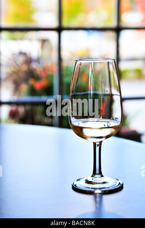 Verre de vin blanc en dégustation de vin Banque D'Images