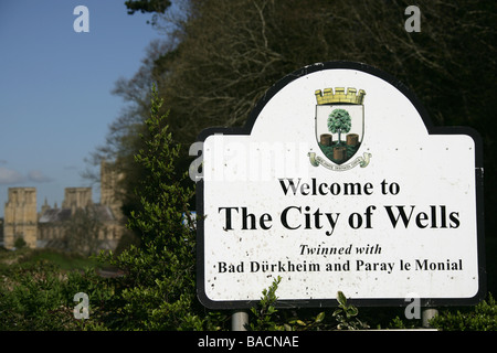 La ville de Wells, en Angleterre. Bienvenue à 'La Ville de Wells' signer à Constitution Hill, avec Wells cathédrale en arrière-plan. Banque D'Images