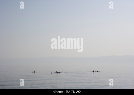 Les touristes à la mer Morte, Marriott Dead Sea Resort, Jordanie Banque D'Images