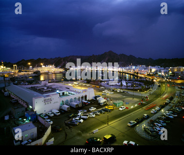 Aperçu Au cours de Al Corniche, dans le centre de Muscat de nuit Überblick auf die Al Corniche bei nacht Banque D'Images