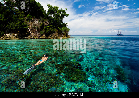Plongée avec tuba dans Raja Empat, Papouasie, Indonésie, femme diver, bikini, l'eau claire, l'eau peu profonde, une grande visibilité, fotosub Banque D'Images