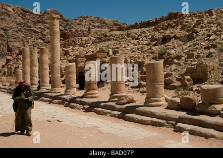 Un homme qui marche à l'ancienne rue Colonnade dans l'ancienne ville nabatéenne de Pétra en Jordanie Banque D'Images