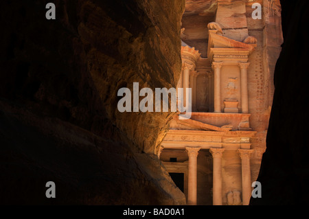 Vue de la roche du trésor Khazneh El monument à travers le siq une gorge étroite dans l'ancienne ville nabatéenne de Pétra en Jordanie Banque D'Images