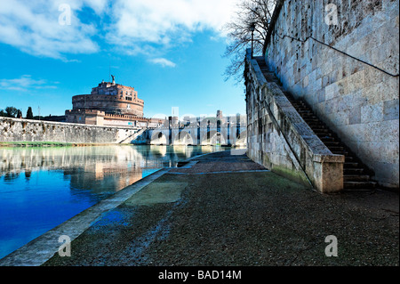 Vue sur Castel Sant'Angelo et le Ponte Sant'Angelo des rives du Tibre à Rome Banque D'Images