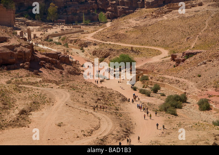 Des touristes se promènent à travers l'ancienne ville nabatéenne de Pétra en Jordanie Banque D'Images