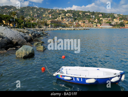 Un bateau de pêche en face de la côte dans l'hôtel - images - photos ville de Santa Margherita Ligure, Ligurie, Italie. Banque D'Images