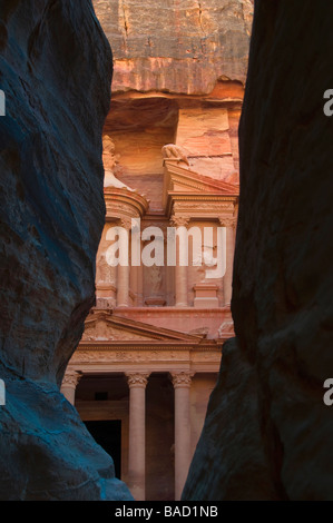 Vue de la roche du trésor Khazneh El monument à travers le siq une gorge étroite dans l'ancienne ville nabatéenne de Pétra en Jordanie Banque D'Images