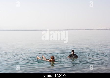 Les touristes à la mer Morte, Marriott Dead Sea Resort, Jordanie Banque D'Images