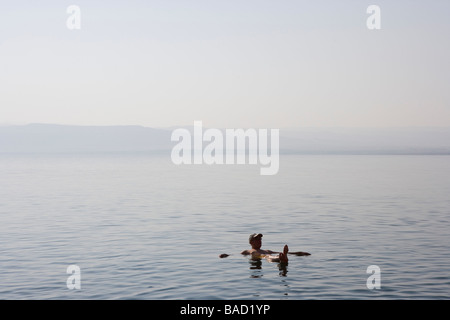 Les touristes à la mer Morte, Marriott Dead Sea Resort, Jordanie Banque D'Images