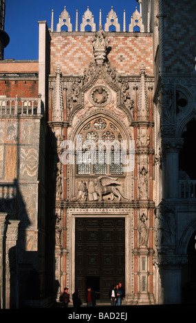 Italie, Veneig, Stadtteil San Marco, Palazzo Ducale, gotisches Maßwerkfenster über der Porta della Carta Banque D'Images