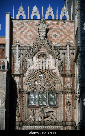 Italie, Veneig, Stadtteil San Marco, Palazzo Ducale, gotisches Maßwerkfenster über der Porta della Carta Banque D'Images