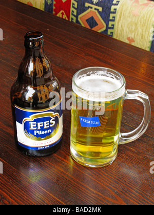 Une bouteille et un verre de bière Efes Pilsen Istanbul Turquie Banque D'Images