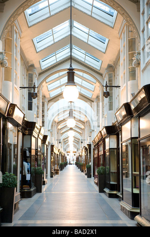 Une galerie marchande à Londres en Angleterre. Banque D'Images