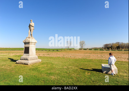 USA Maryland Washington Comté Antietam National Battlefield National Park Service jeune garçon affichage memorial marqueur Banque D'Images