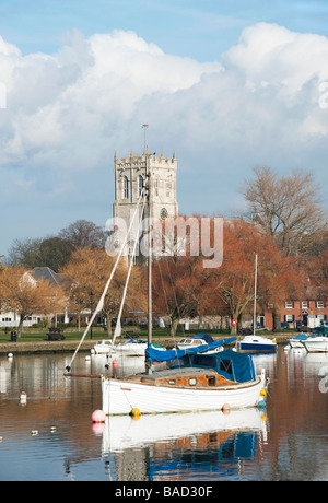 Avis de Christchurch Priory de l'autre côté de la rivière Stour, Christchurch, Dorset Banque D'Images