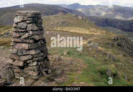 Trig point sur le sommet de la montagne dans Lake District Banque D'Images