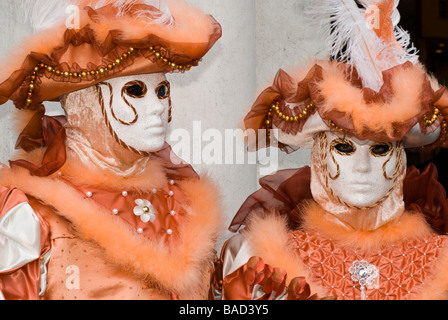 Couple de carnaval de Venise déguisement de couleur orange Banque D'Images