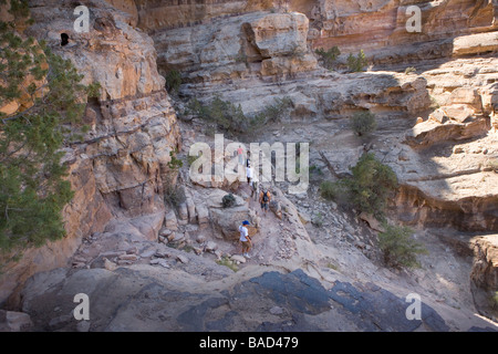 Sentier de montagne au-dessus du désert, Beida (10 km au nord de Pétra) Réserve archéologique en Jordanie Banque D'Images